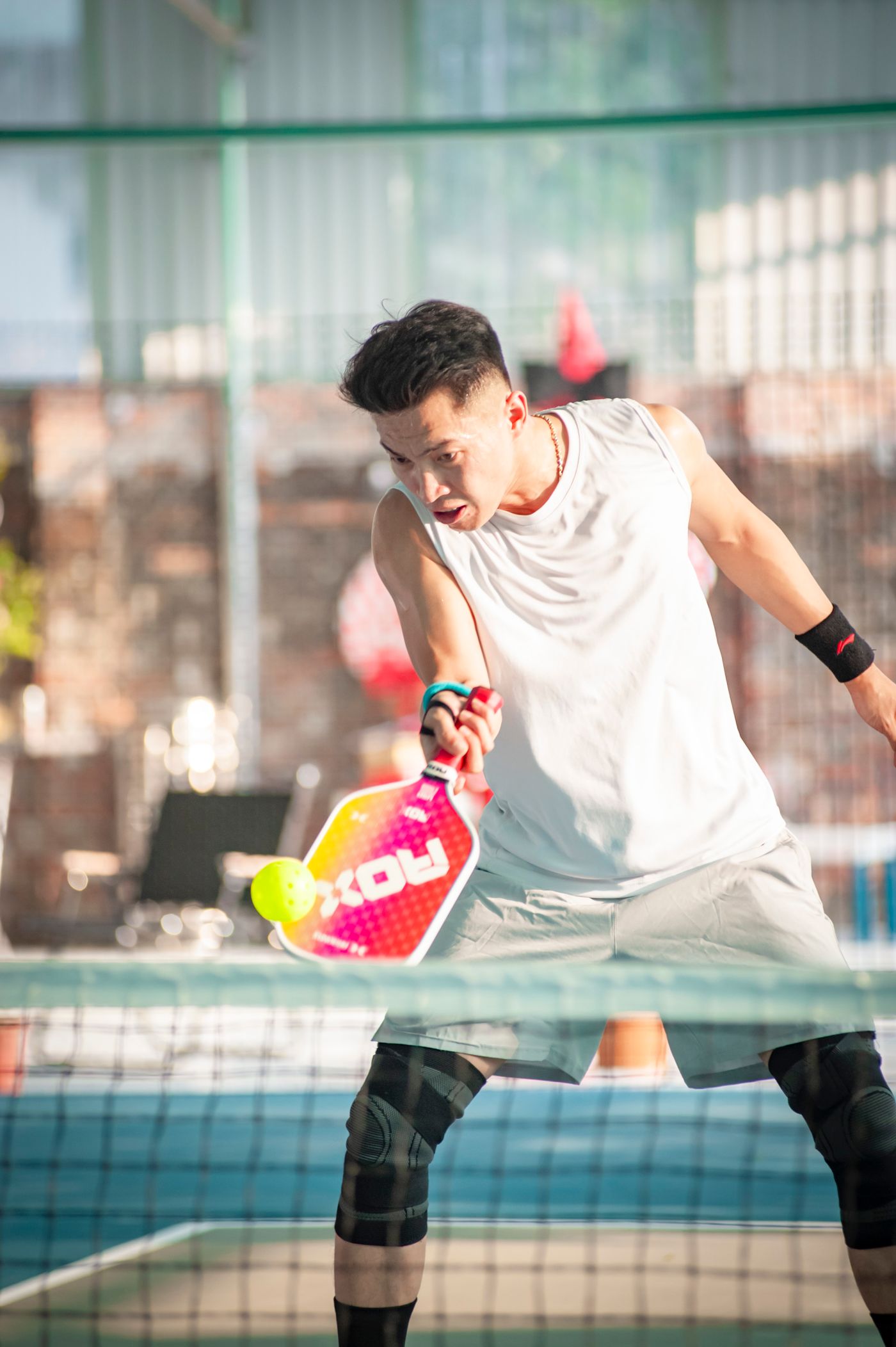 Hoạt động Pickleball trên sân ngoài trời — ảnh tư liệu, không đại diện cho Vĩnh Lộc hoặc cá nhân có tên trên website.