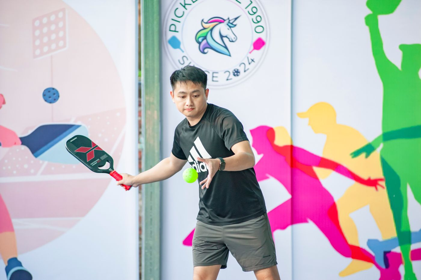 VĐV tham gia một trận Pickleball tại Hà Nội — ảnh tư liệu, không đại diện cho Vĩnh Lộc hoặc cá nhân có tên trên website.