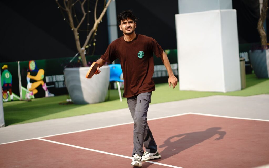 Một buổi tập luyện Pickleball ngoài trời — ảnh tư liệu, không đại diện cho Vĩnh Lộc hoặc cá nhân có tên trên website.
